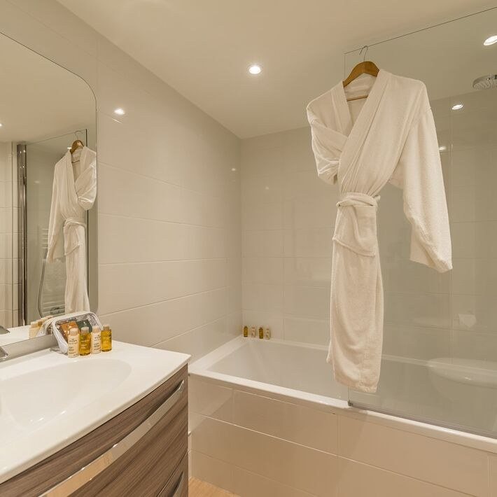 Une salle de bains avec baignoire : L'Eterlou à Méribel.