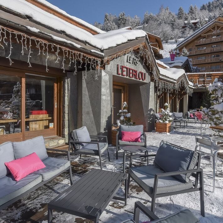 La terrasse du restaurant en hiver : L'Eterlou à Méribel.