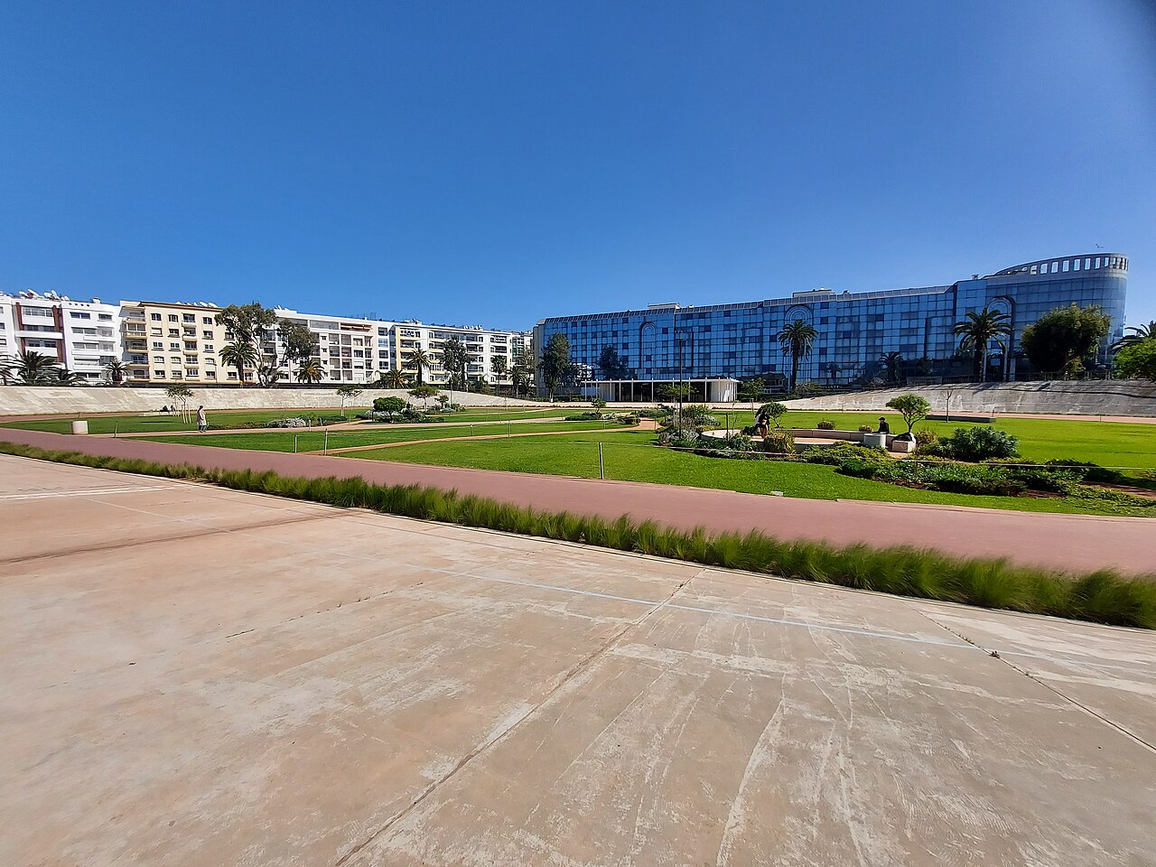 Les pelouses et allées du parc du Vélodrome, dans les quartiers ouest de Casablanca.