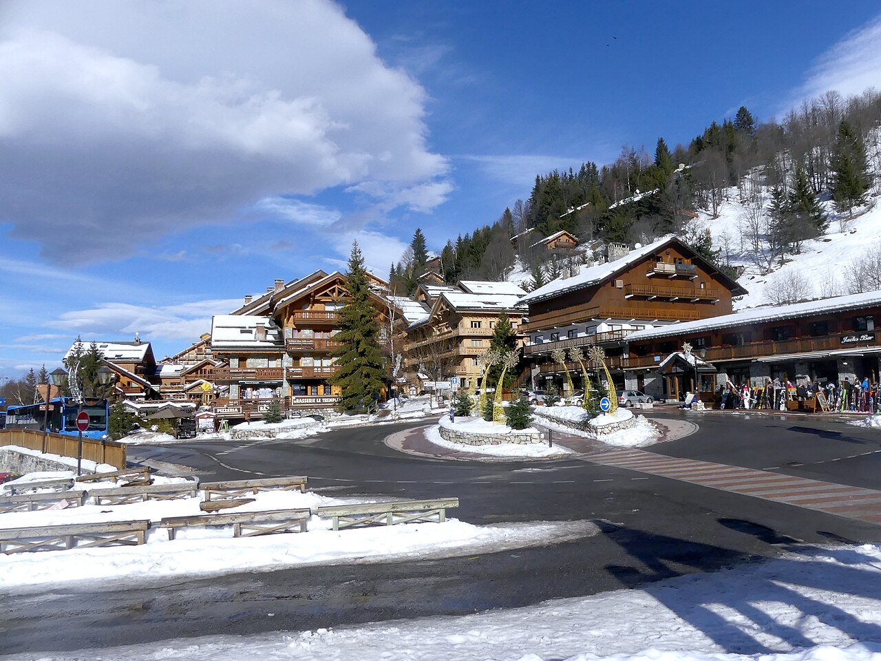 Le rond-point de la Chaudanne sous la neige, à Méribel, en décembre 2019.