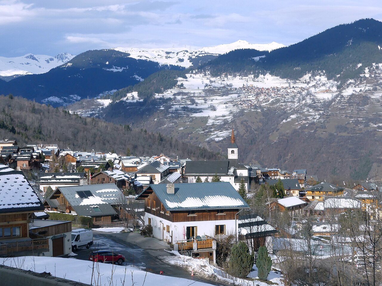 Le village des Allues en décembre 2019, point de repère dans la vallée ; le refuge est plus haut.