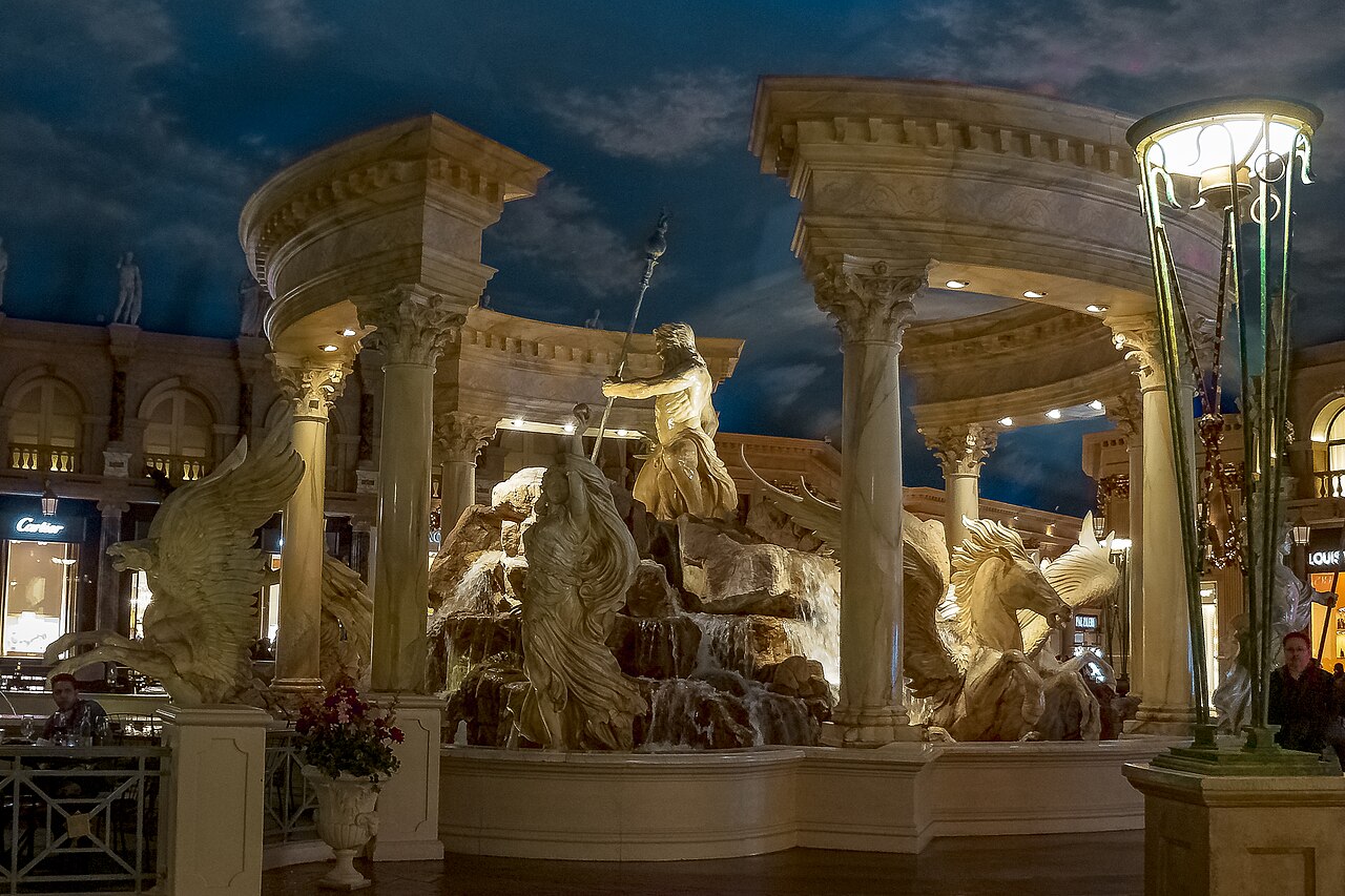 Fontaine et décors antiques aux abords des Forum Shops, sur le Strip central de Las Vegas