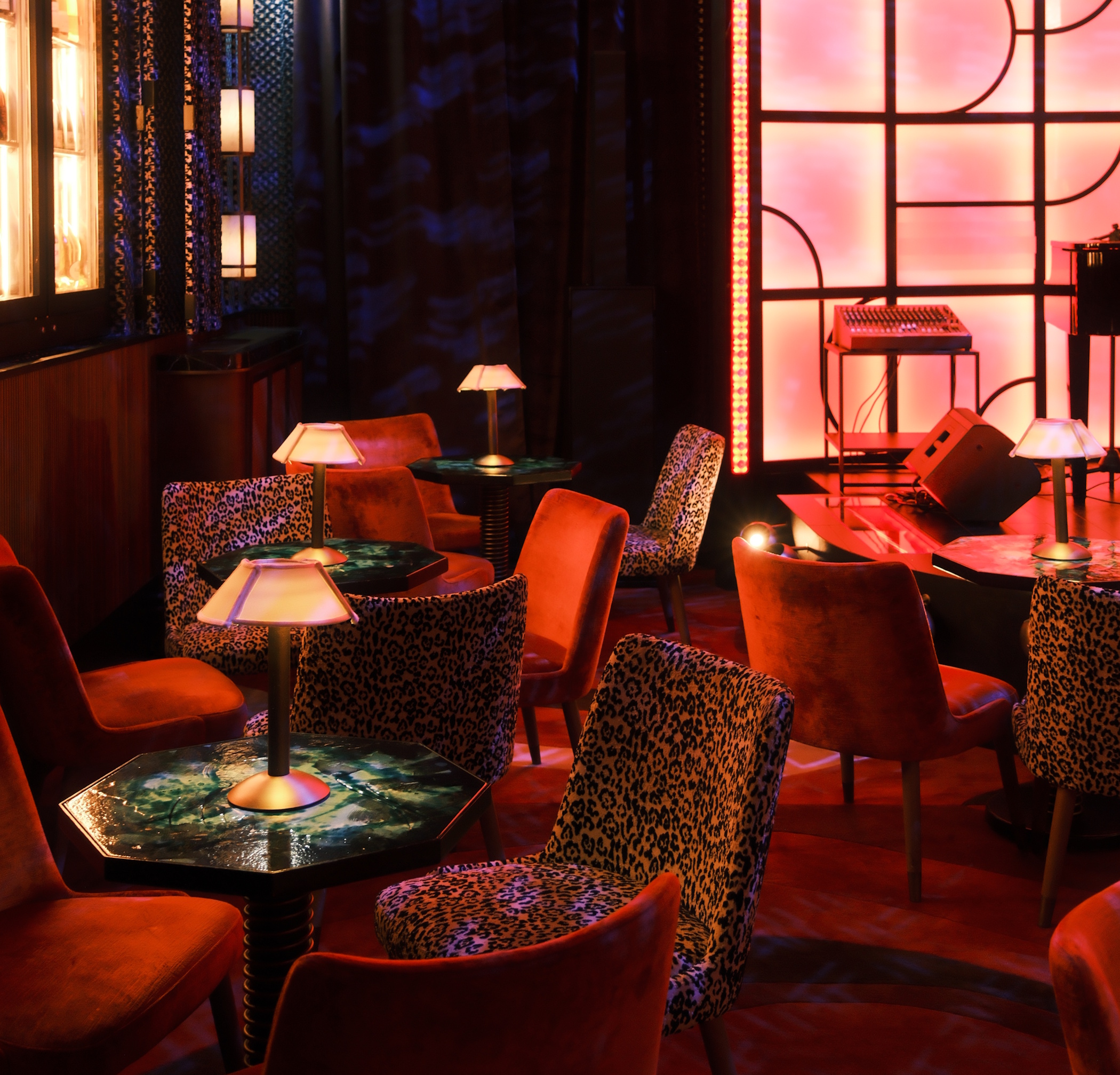 Les banquettes et la lumière du bar Rumore.