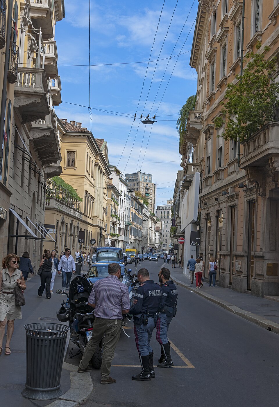 Via Montenapoleone depuis le croisement avec via Borgospesso.