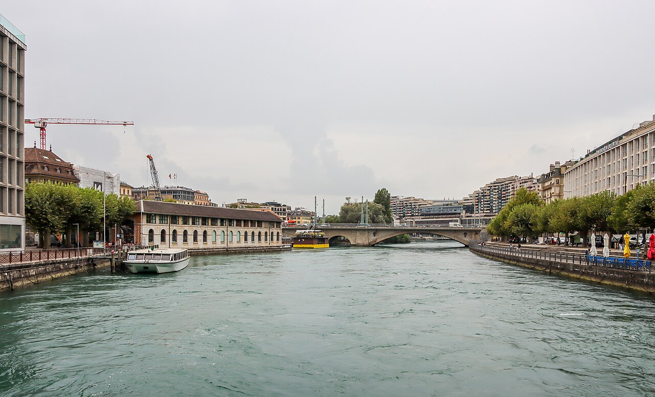 Le Rhône vers le pont de la Coulouvrenière.