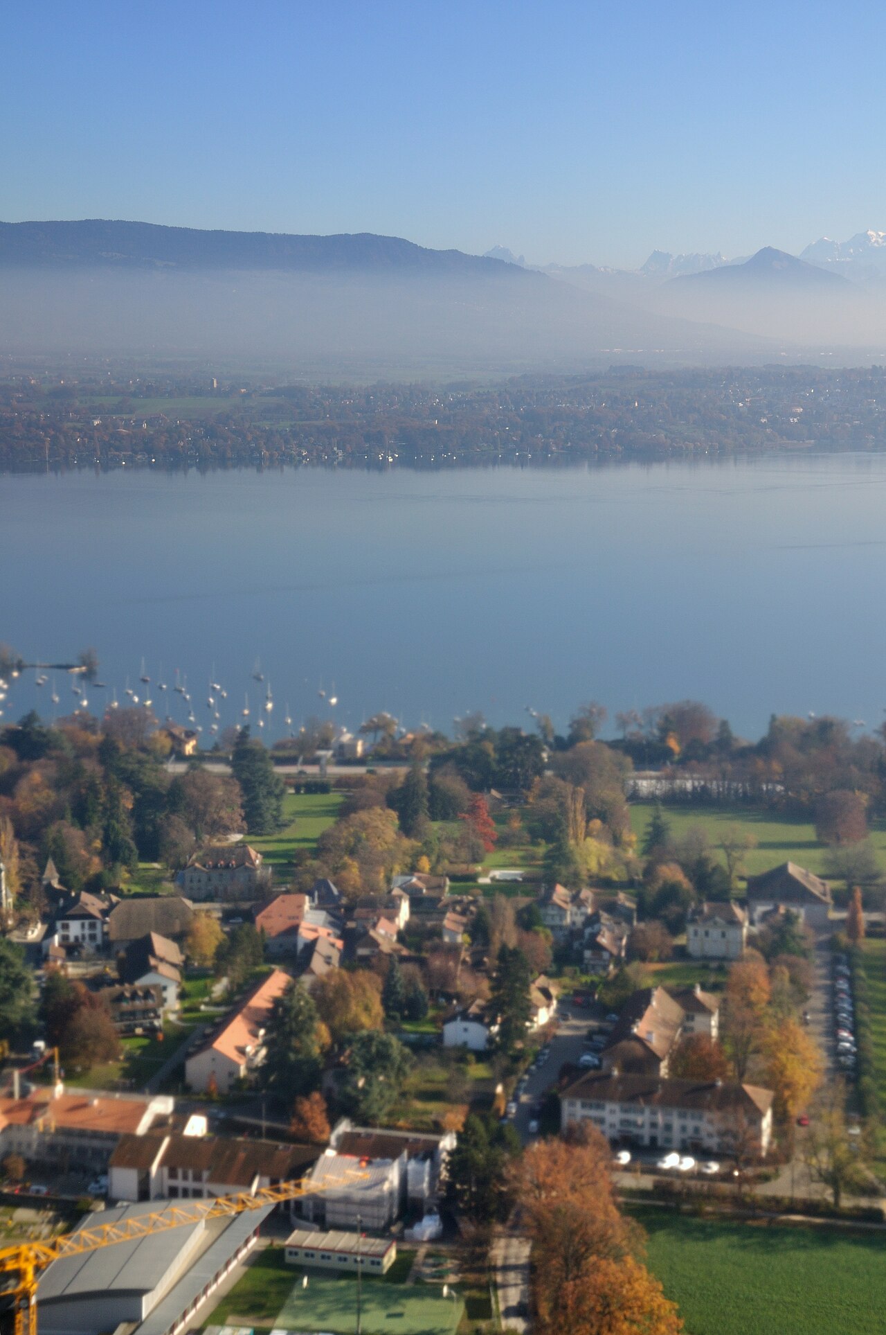 Vue aérienne de Bellevue et du Léman, en novembre 2011.