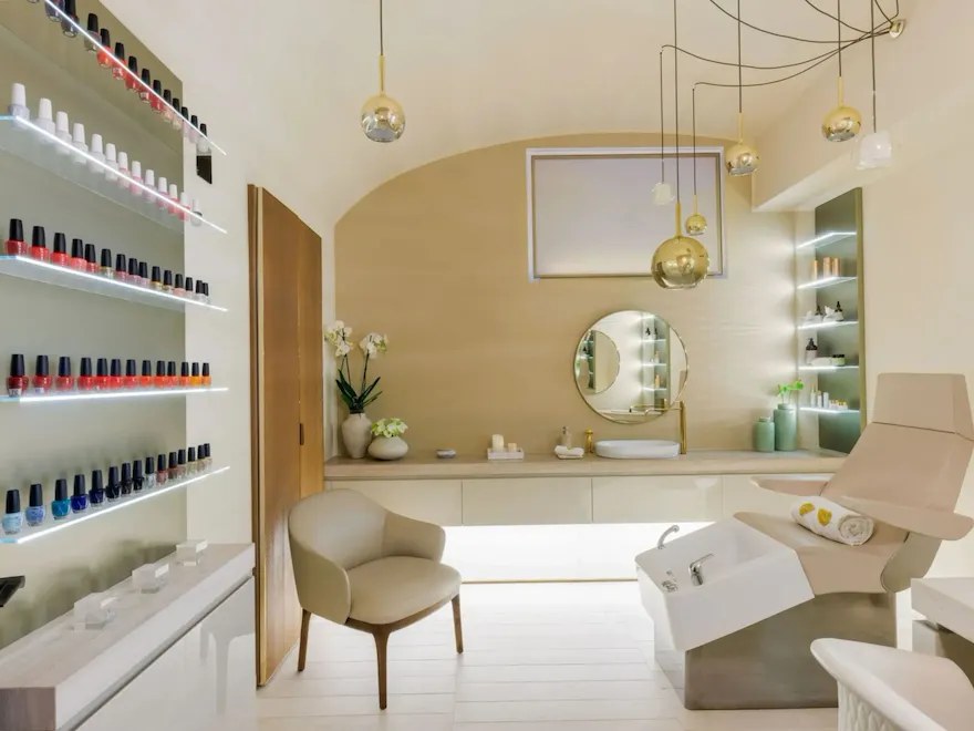 Espace de manucure et pédicure du spa de l'Hotel Eden à Rome.