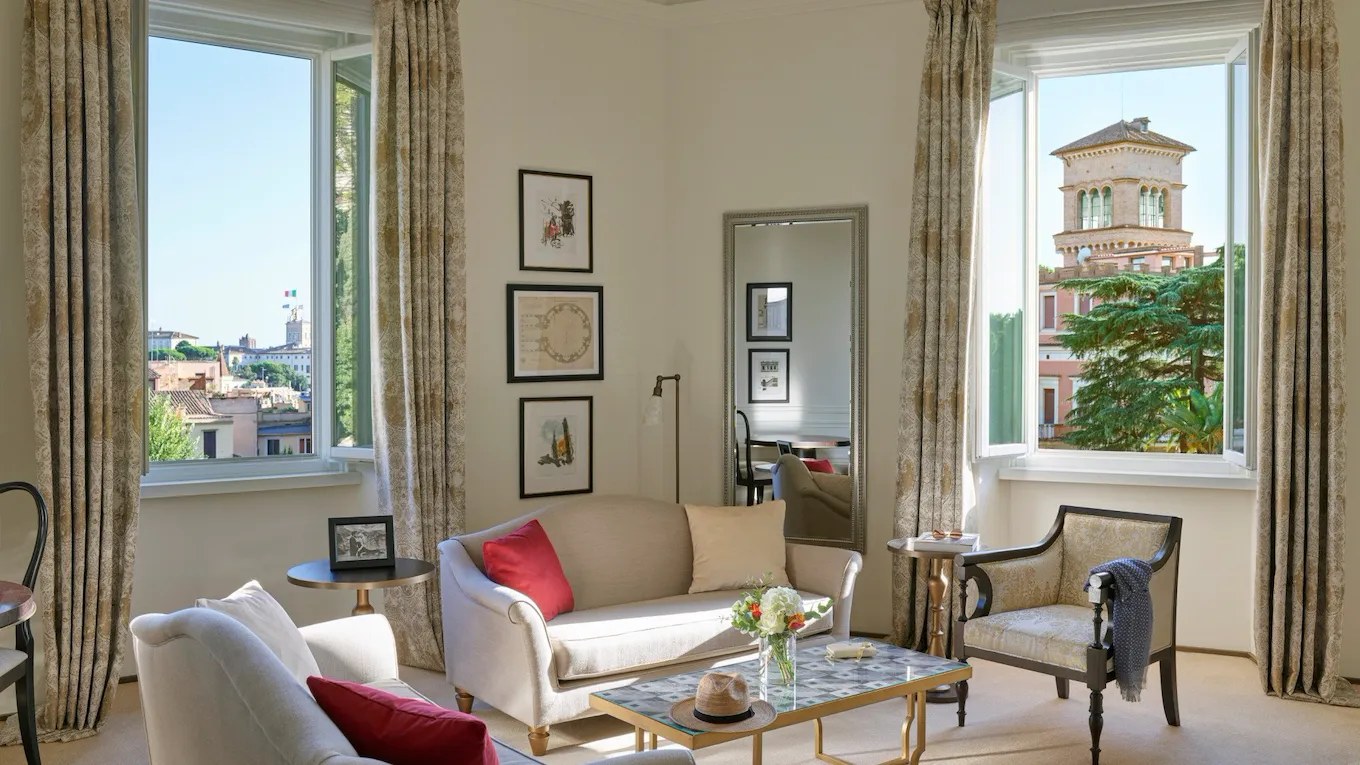 Salon de la Dolce Vita Suite de l'Hotel Eden à Rome, avec vue sur la ville.