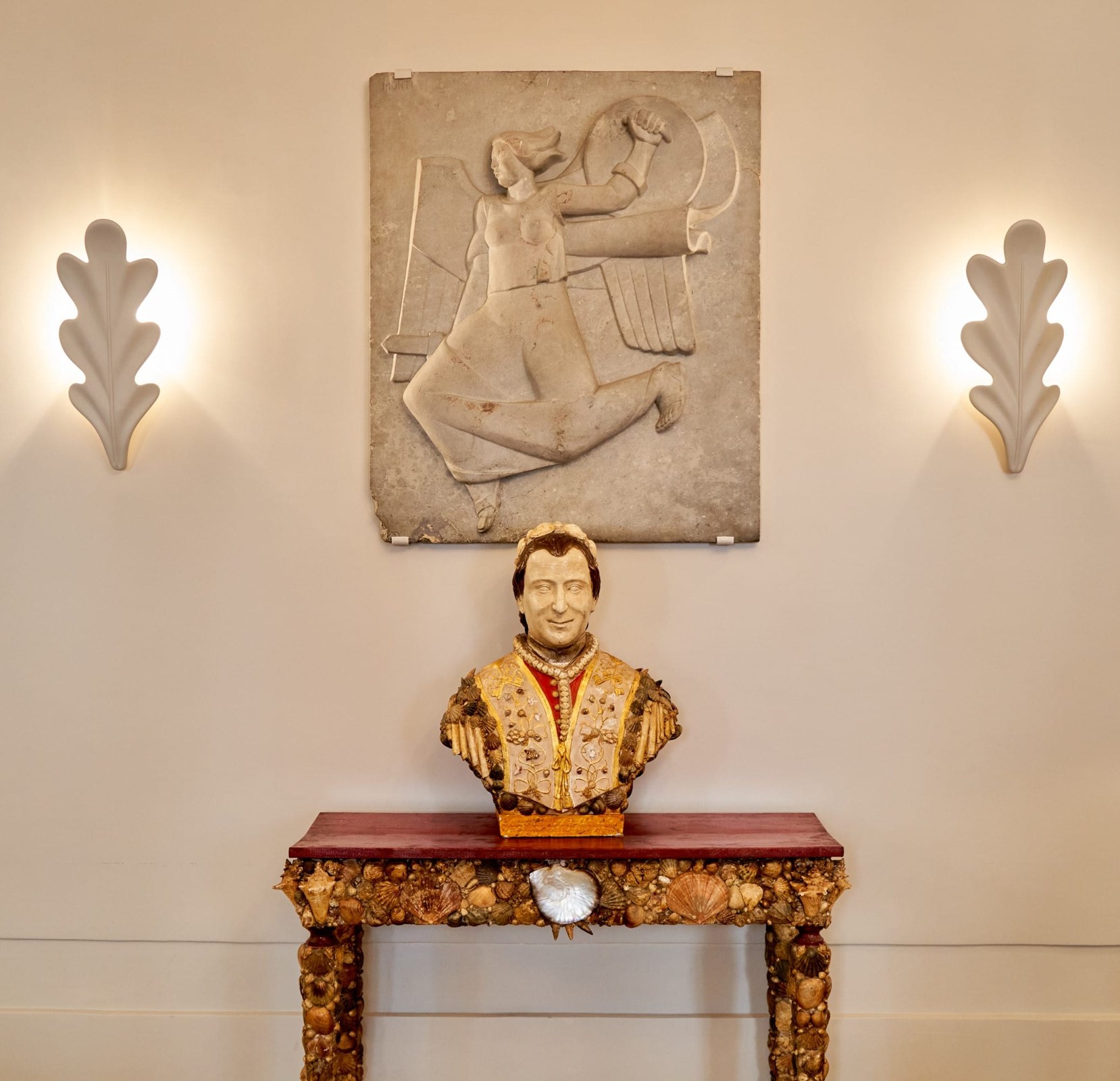 Console et œuvre décorative dans les intérieurs de l'Hotel de Russie à Rome.