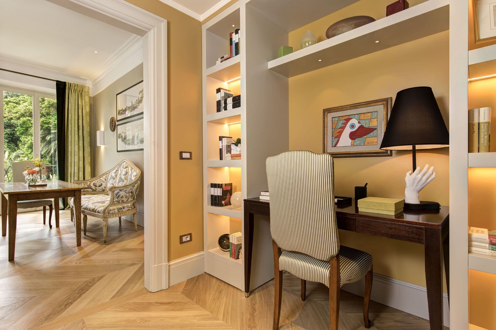 Chambre et espace de séjour de l'Hotel de Russie à Rome, dans des tons clairs.
