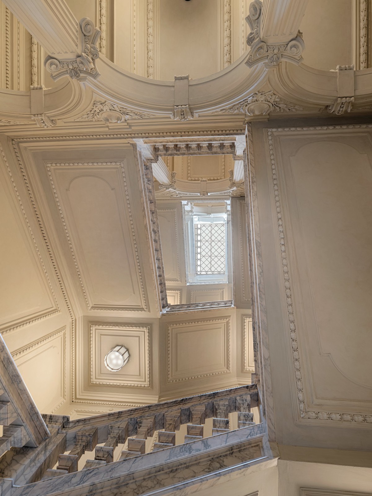 Escalier monumental du palais qui accueille le Six Senses Rome.