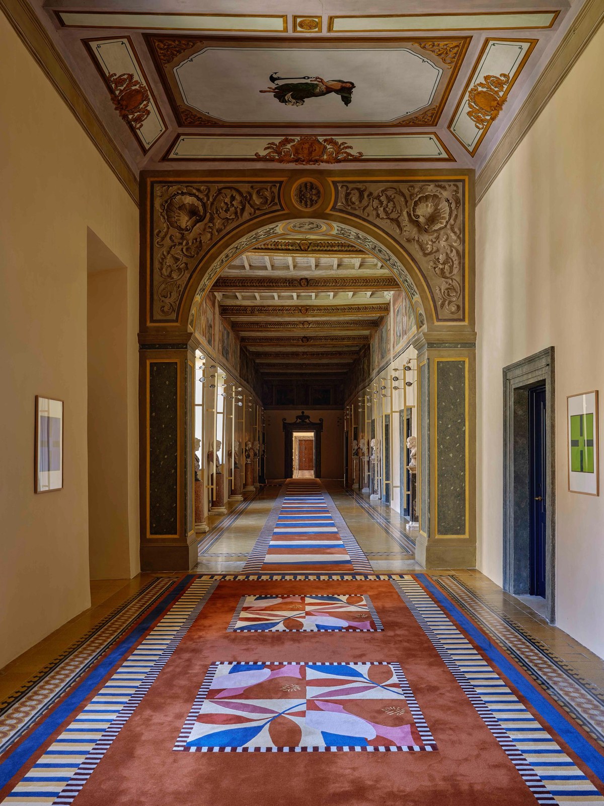 Couloir du Palazzo Talìa à Rome, tapis multicolore et succession de portes.