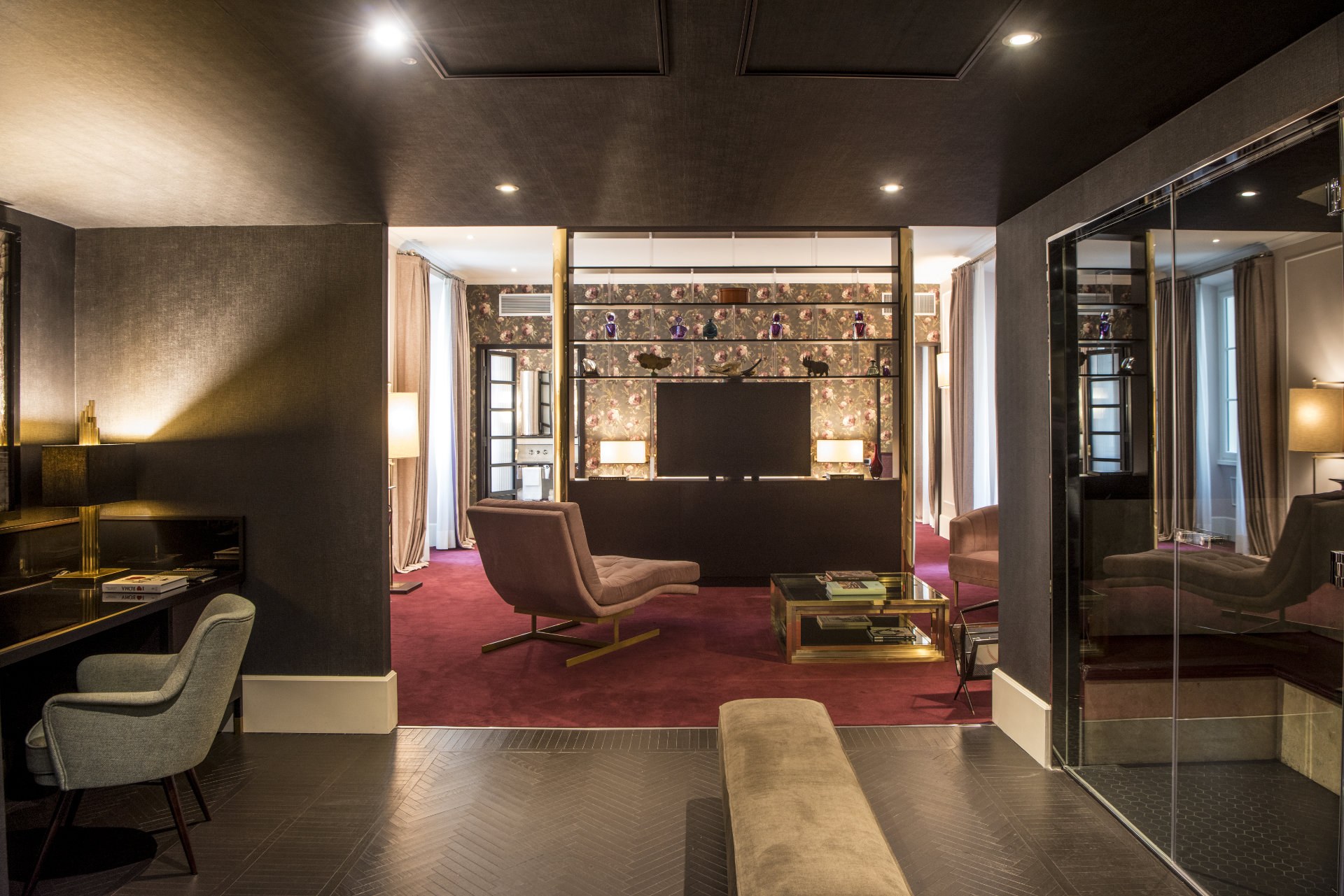 Salon d'une suite de l'Hotel Vilòn à Rome, tapis et mobilier contemporain.