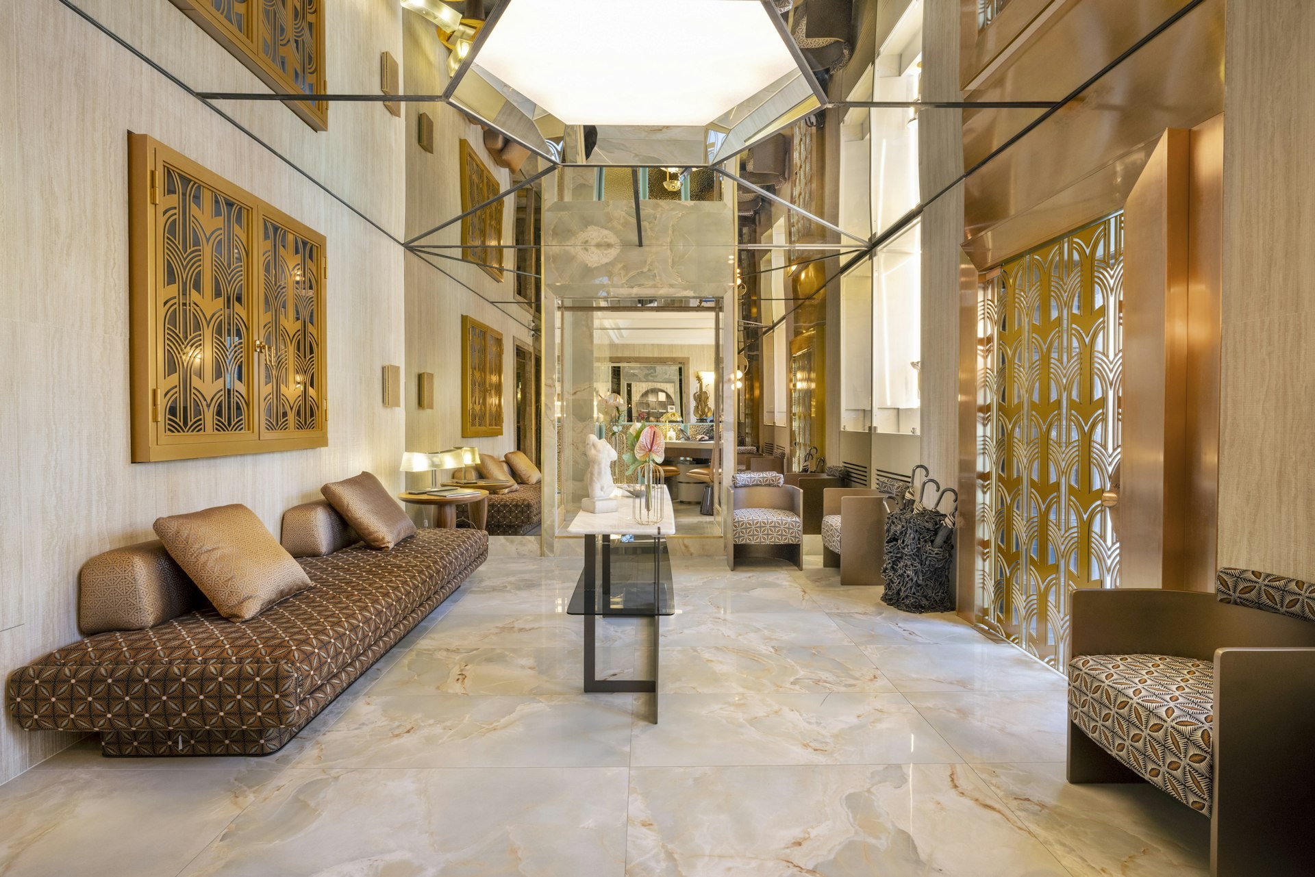 Lobby du Palazzo Manfredi à Rome, miroirs et assises dans les espaces communs.