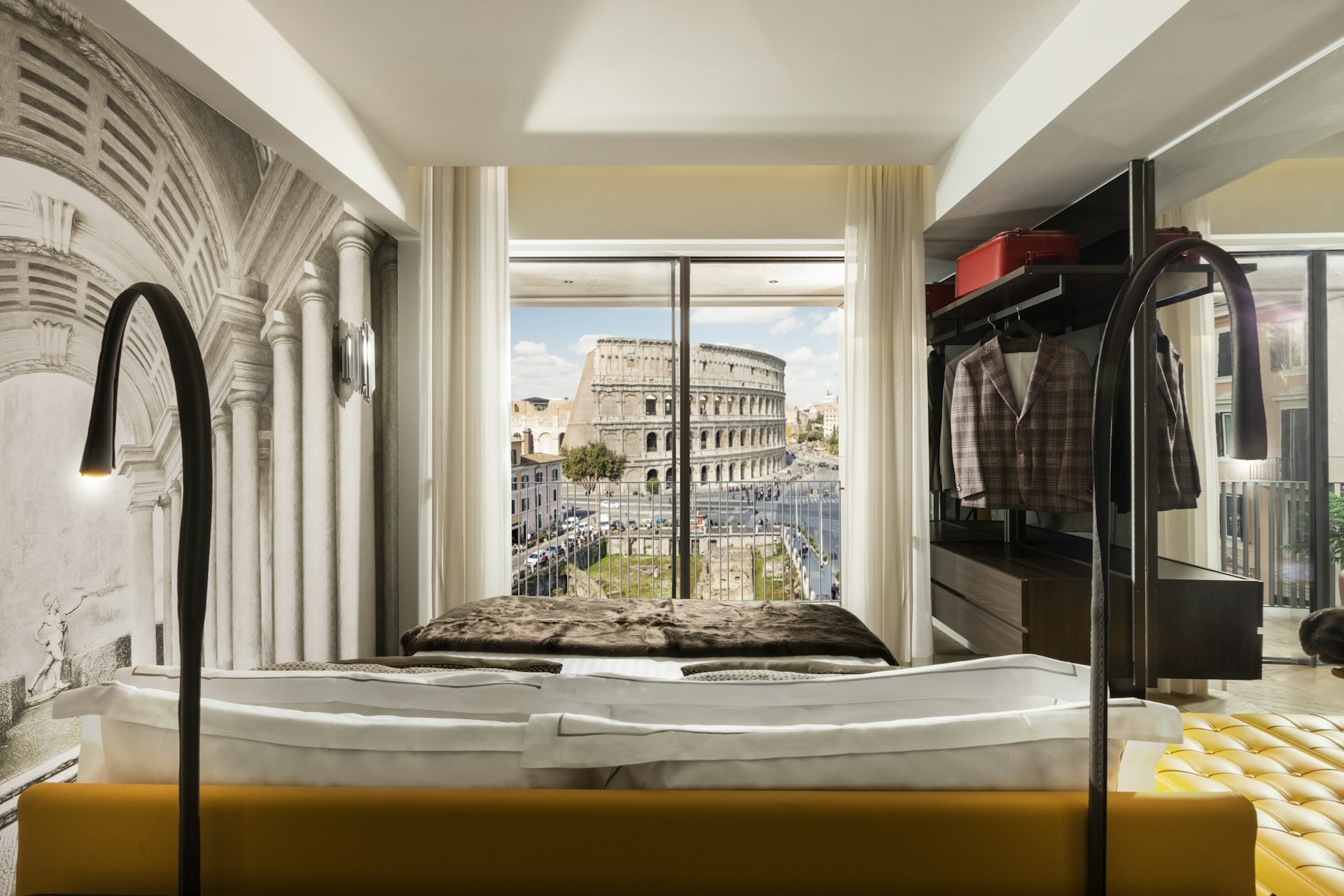 Chambre de la Grand View Gallery Suite du Palazzo Manfredi à Rome, avec panorama sur le Colisée.