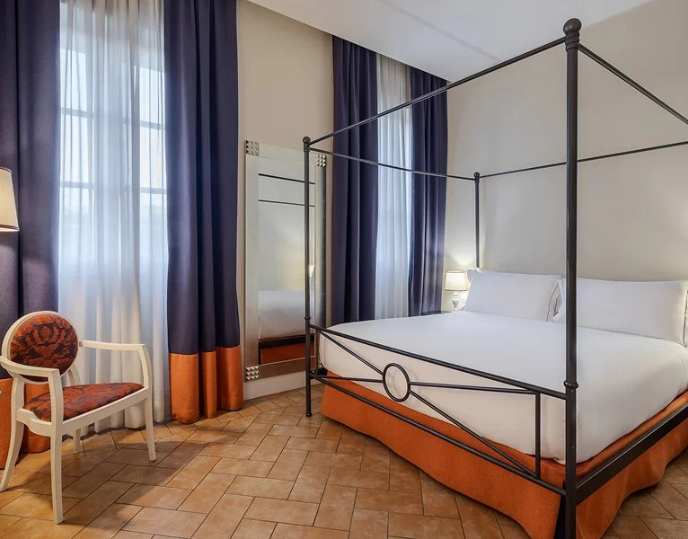 Chambre de Donna Camilla Savelli à Rome, lit à baldaquin et assises.