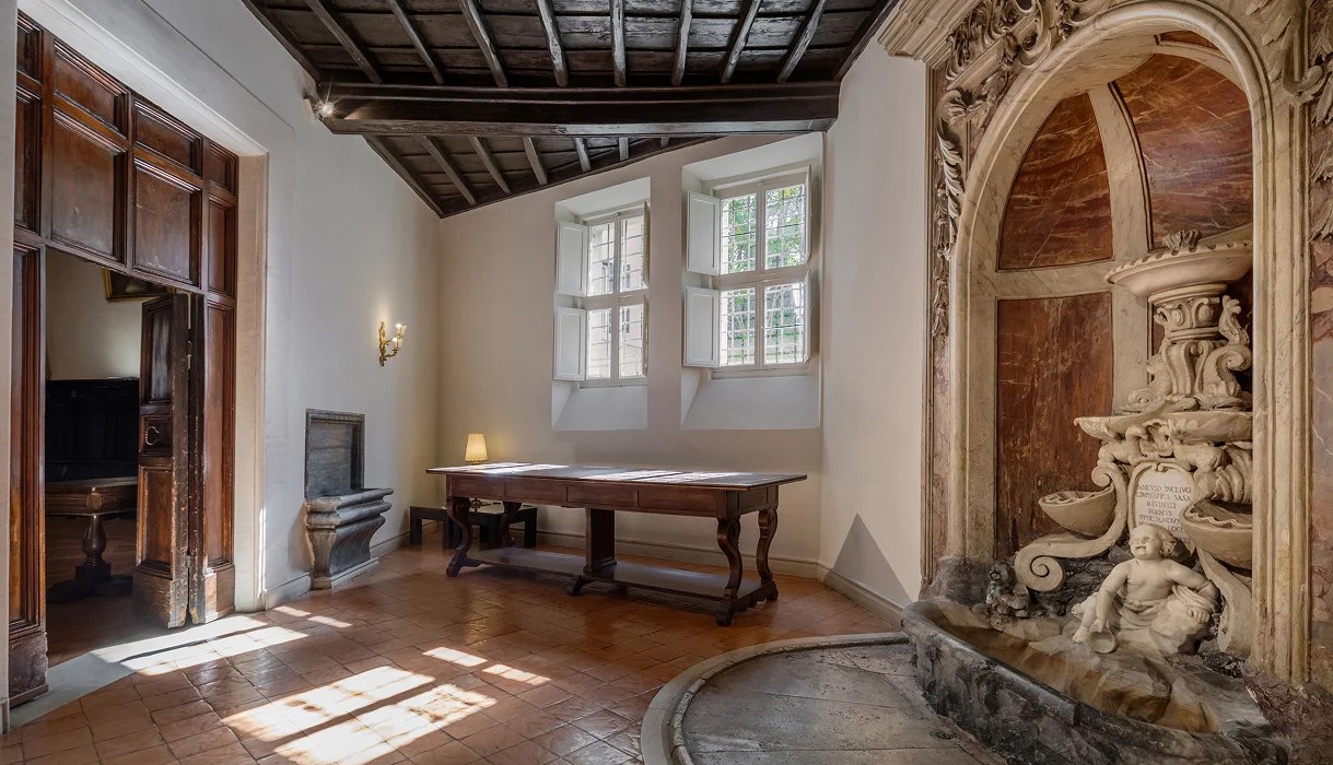 Pièce historique de Donna Camilla Savelli à Rome, plafond à caissons et alcôve décorée.