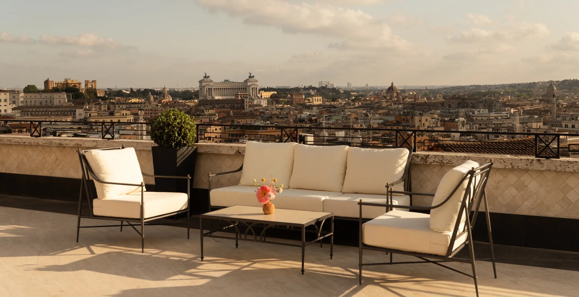 Terrasse privée du penthouse Villa Medici au Hassler Roma à Rome, fauteuils face aux toits.