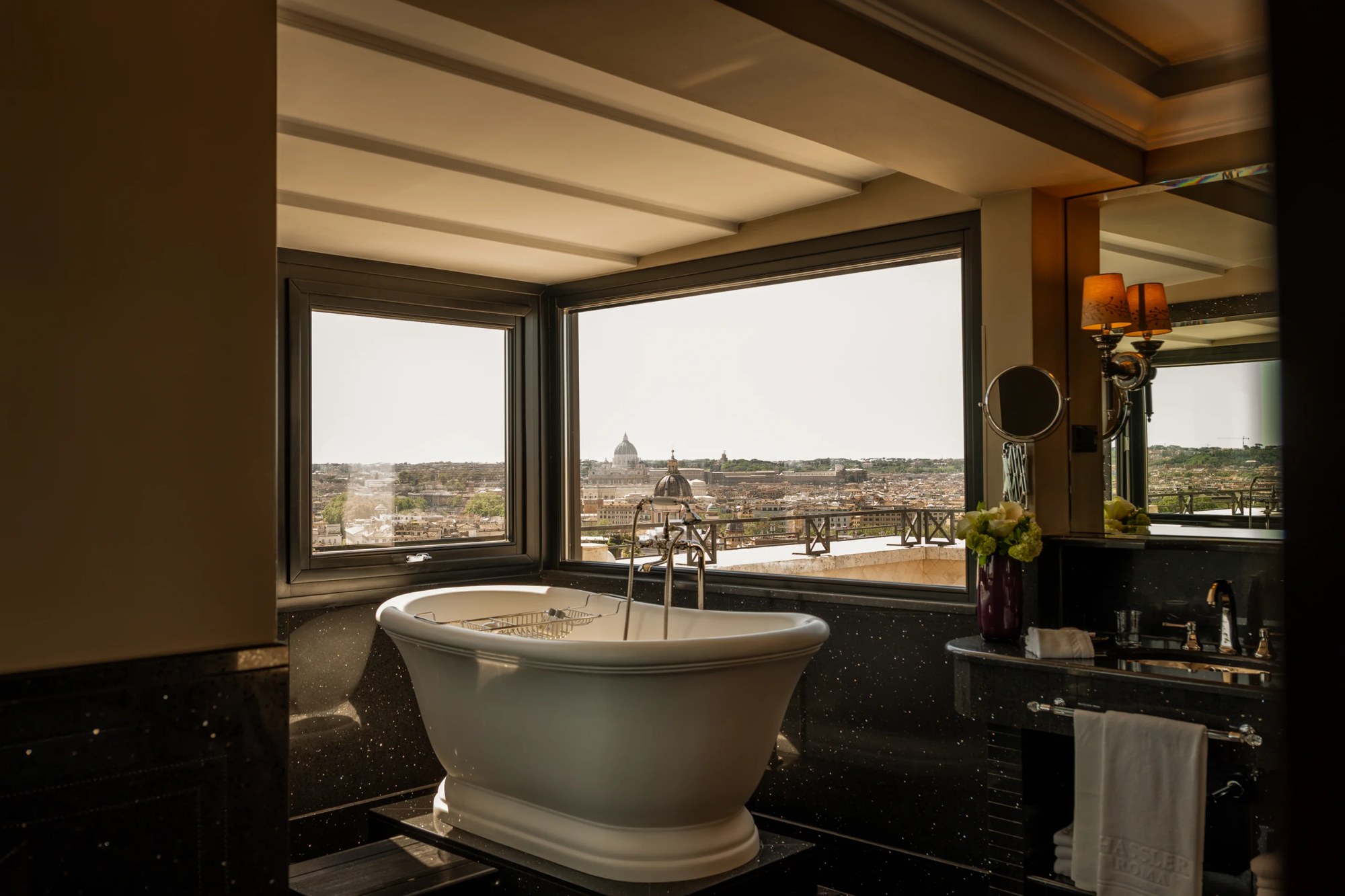 Salle de bains d'une suite du Hassler Roma à Rome, baignoire devant le panorama.