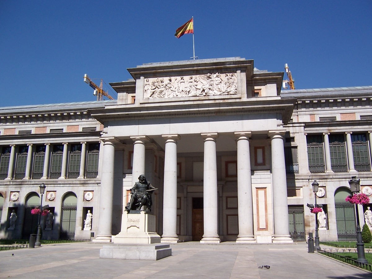 La façade du musée du Prado et la statue de Velázquez.
