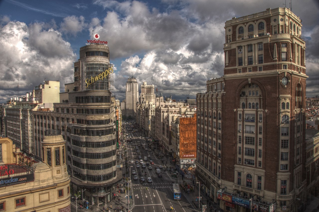 Gran Vía et ses immeubles au centre de Madrid.