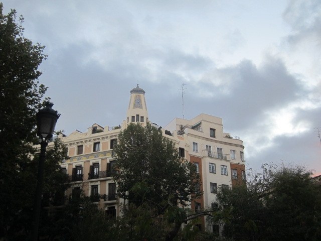 Les arbres et les façades autour de la Plaza de Olavide.