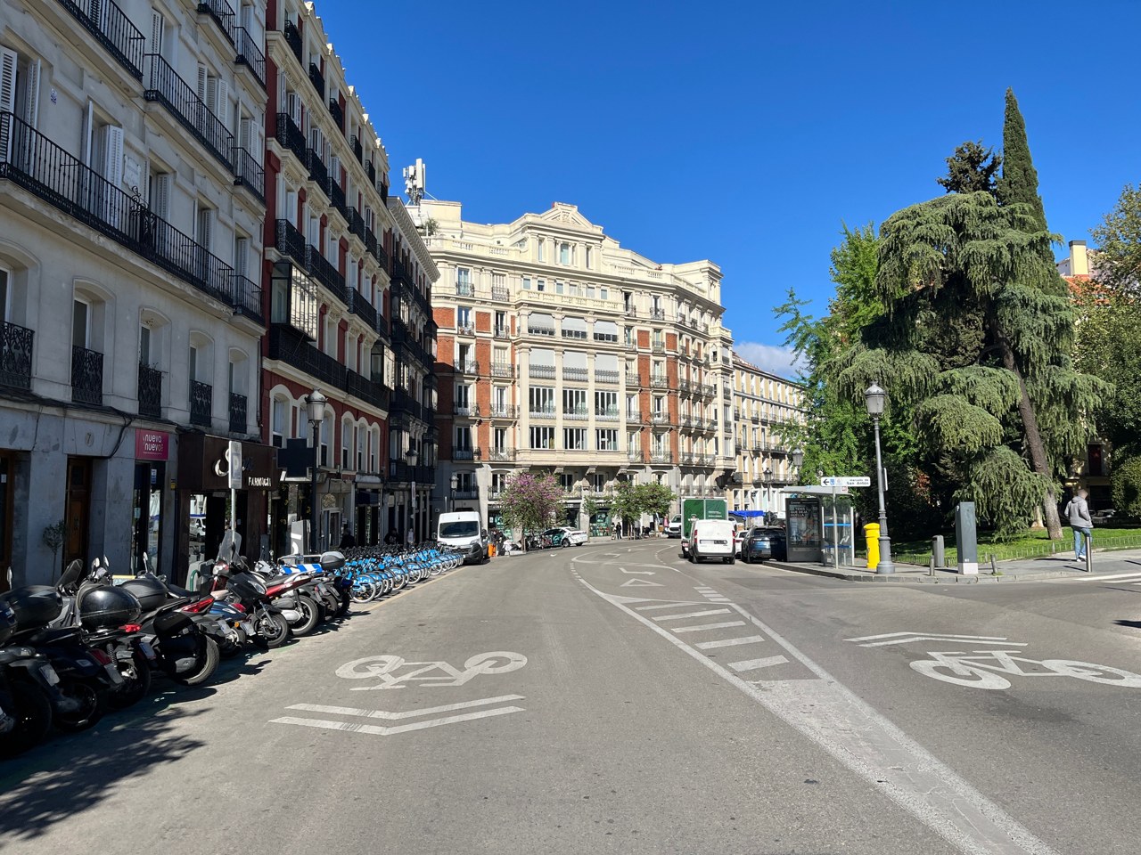 Les façades autour de la Plaza de las Salesas.