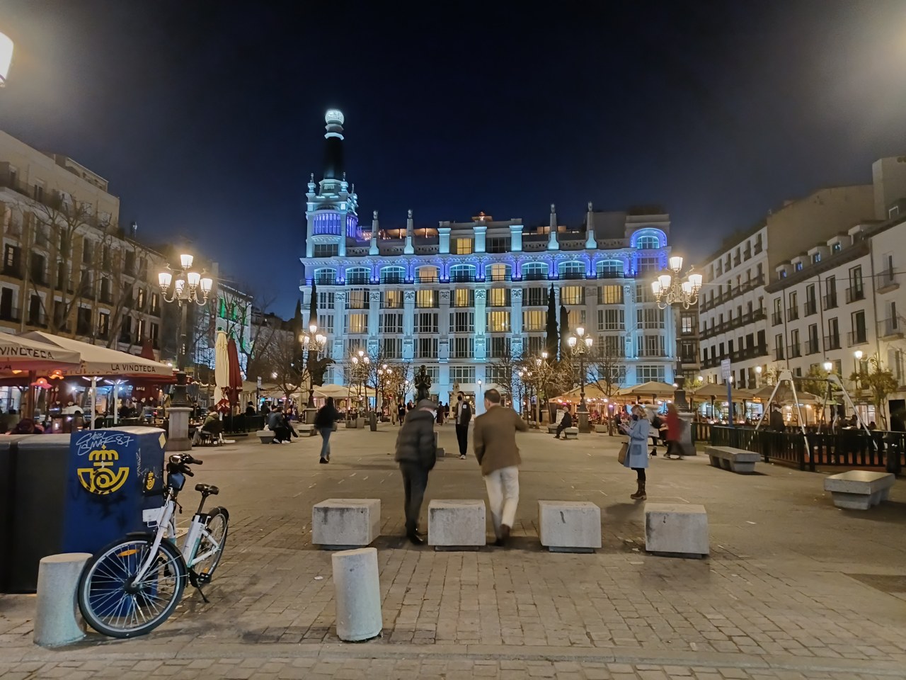 La Plaza de Santa Ana à la nuit tombée.