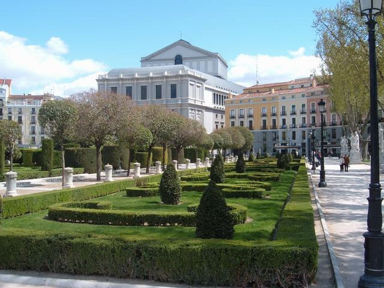 Les jardins de la Plaza de Oriente et le Teatro Real.
