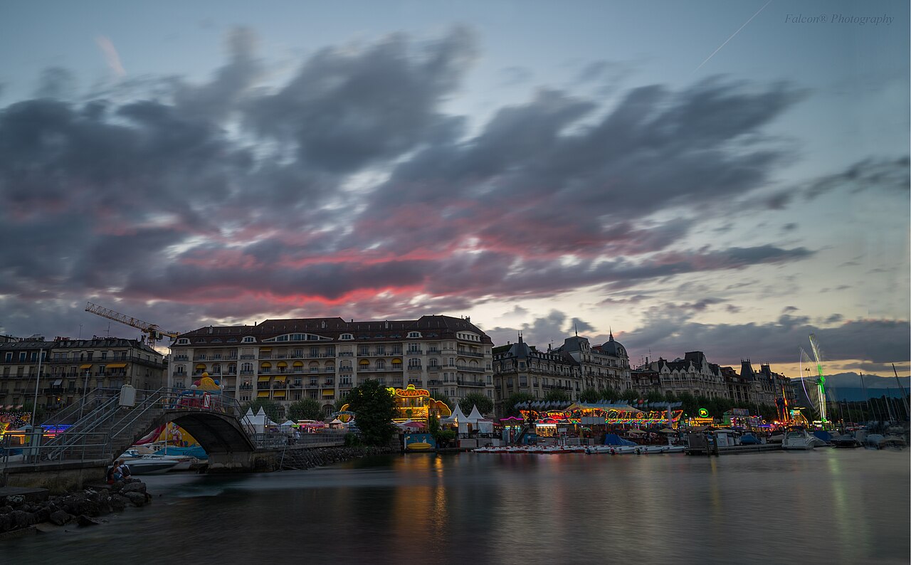 Le Léman au crépuscule, photographié depuis le quai Wilson à Genève.