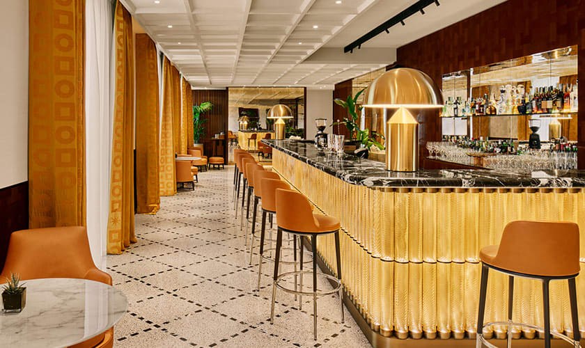 Comptoir du Bulgari Bar au Bulgari Hotel Roma, assises et décor lumineux.