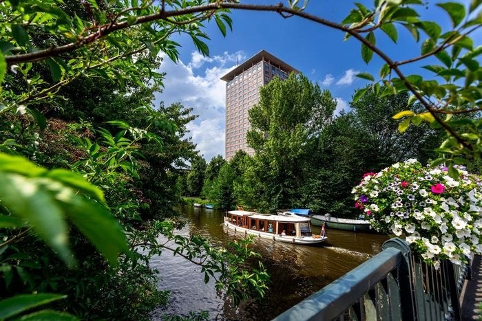La tour de l'Hotel Okura Amsterdam vue depuis le canal