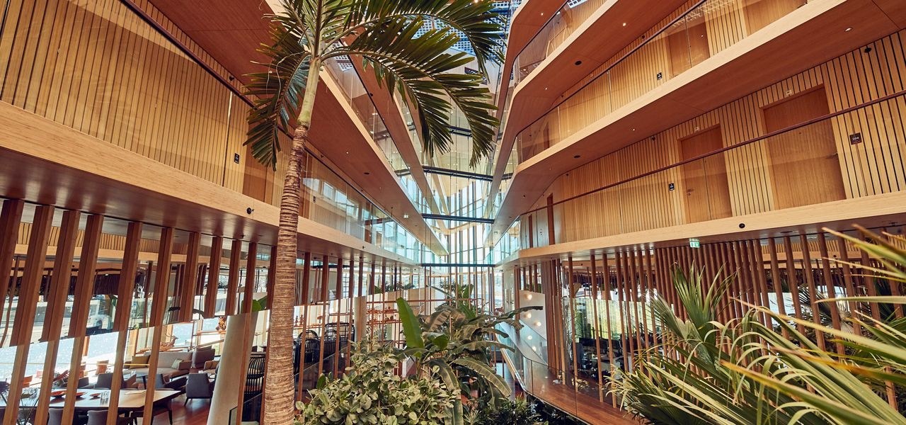 Le jardin intérieur de l'Hotel Jakarta Amsterdam, sous sa grande verrière