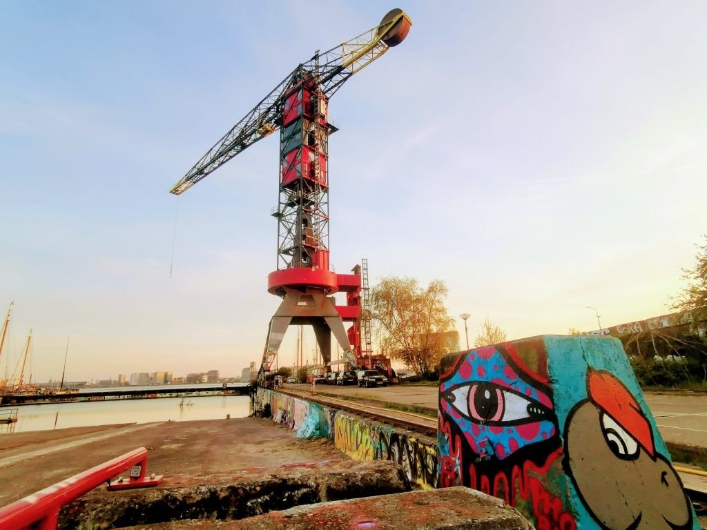 La grue du Faralda Crane Hotel Amsterdam sur les anciens docks du NDSM