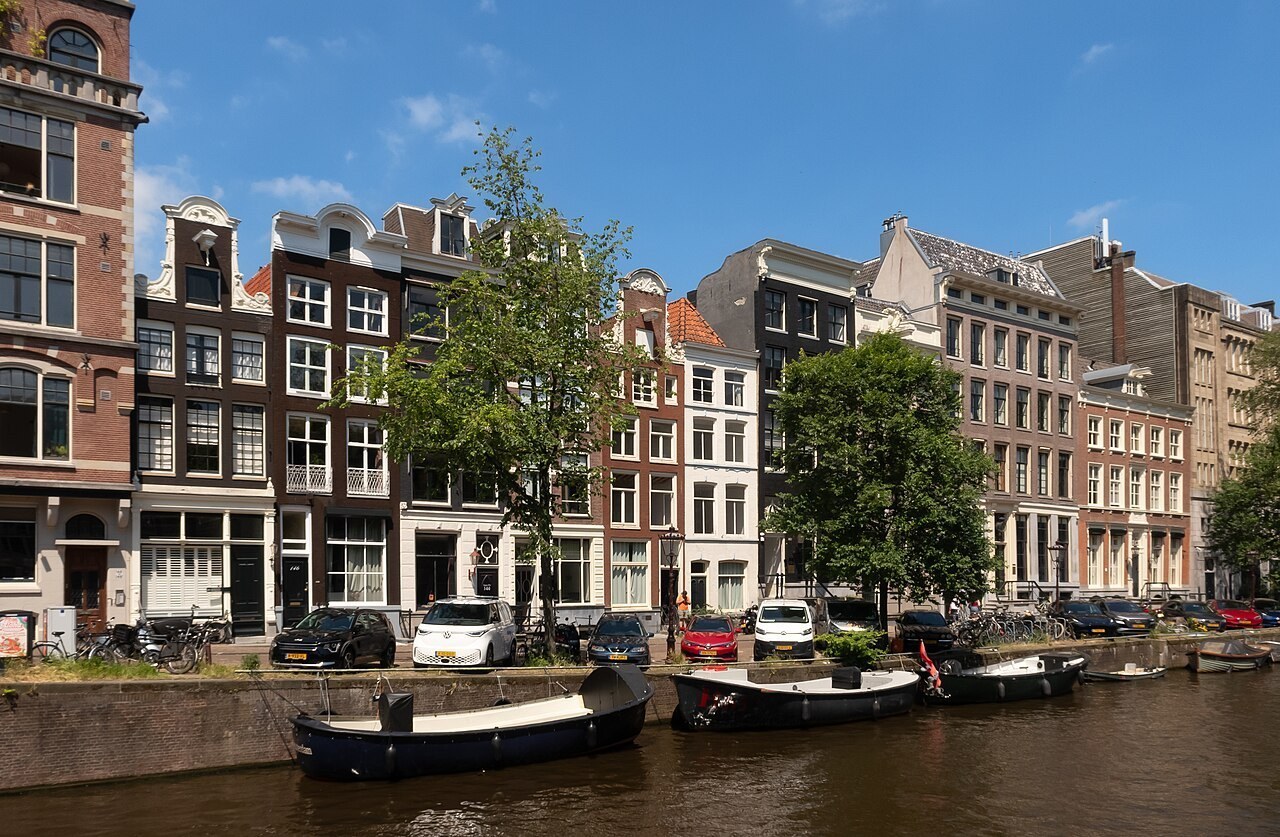 Façades historiques et bateaux sur le canal Herengracht à Amsterdam.