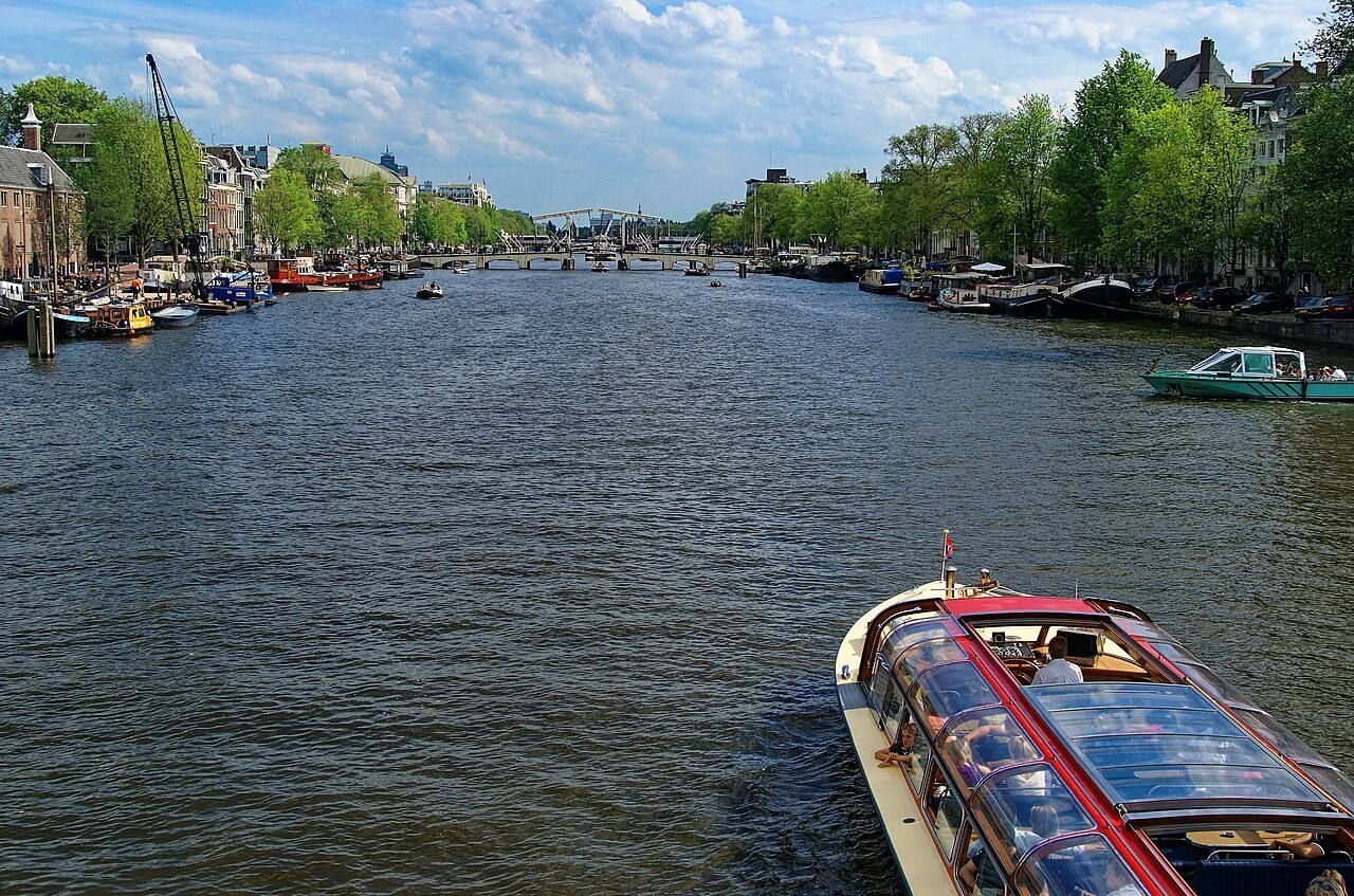 Vue sur l'Amstel depuis le Blauwbrug, vers le Magere Brug.