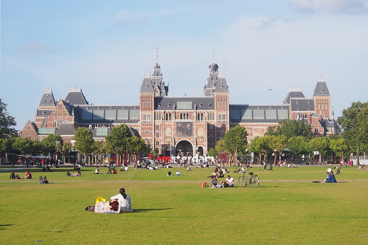 Le Rijksmuseum vu depuis les pelouses de Museumplein à Amsterdam.