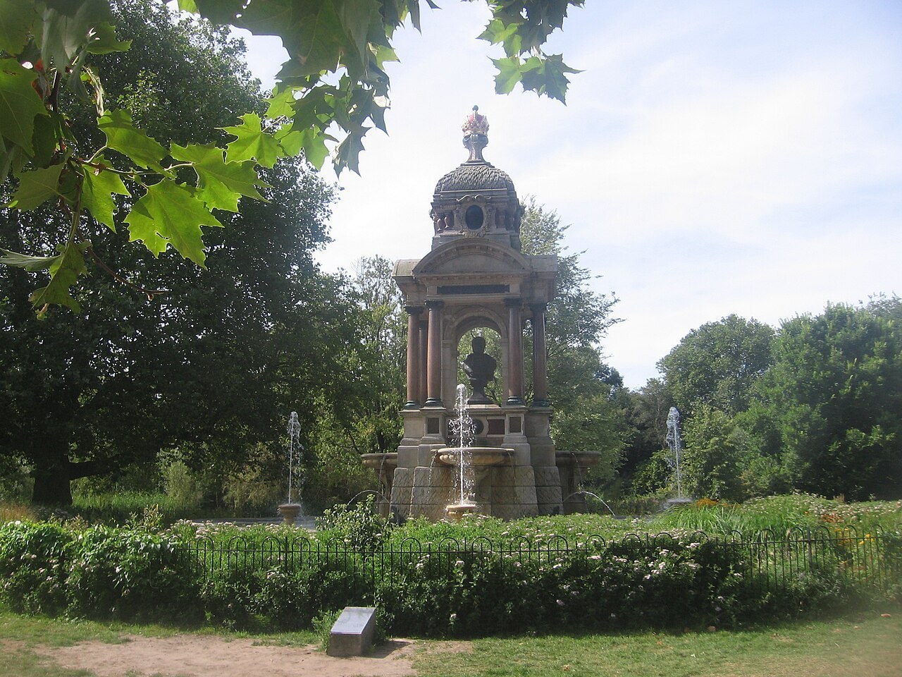 Le monument de Sarphatipark au milieu de la végétation de De Pijp.