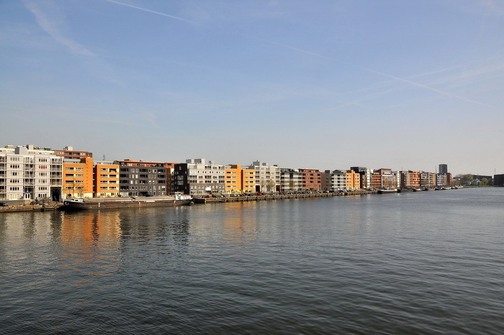 Les façades contemporaines de Java-eiland alignées au bord de l'IJ.
