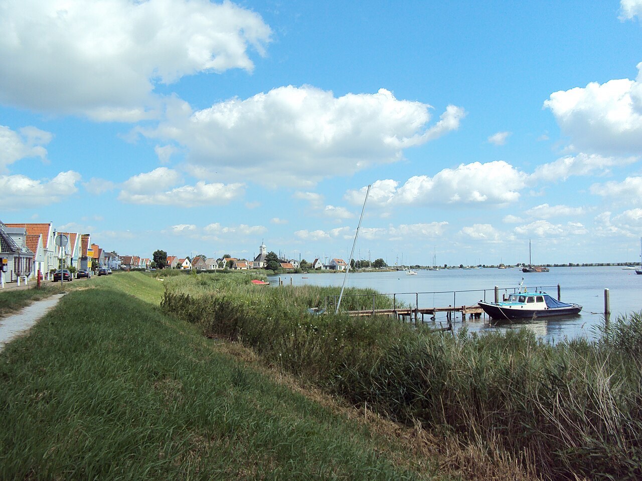 La digue, les maisons et le petit port de Durgerdam au bord de l'eau.