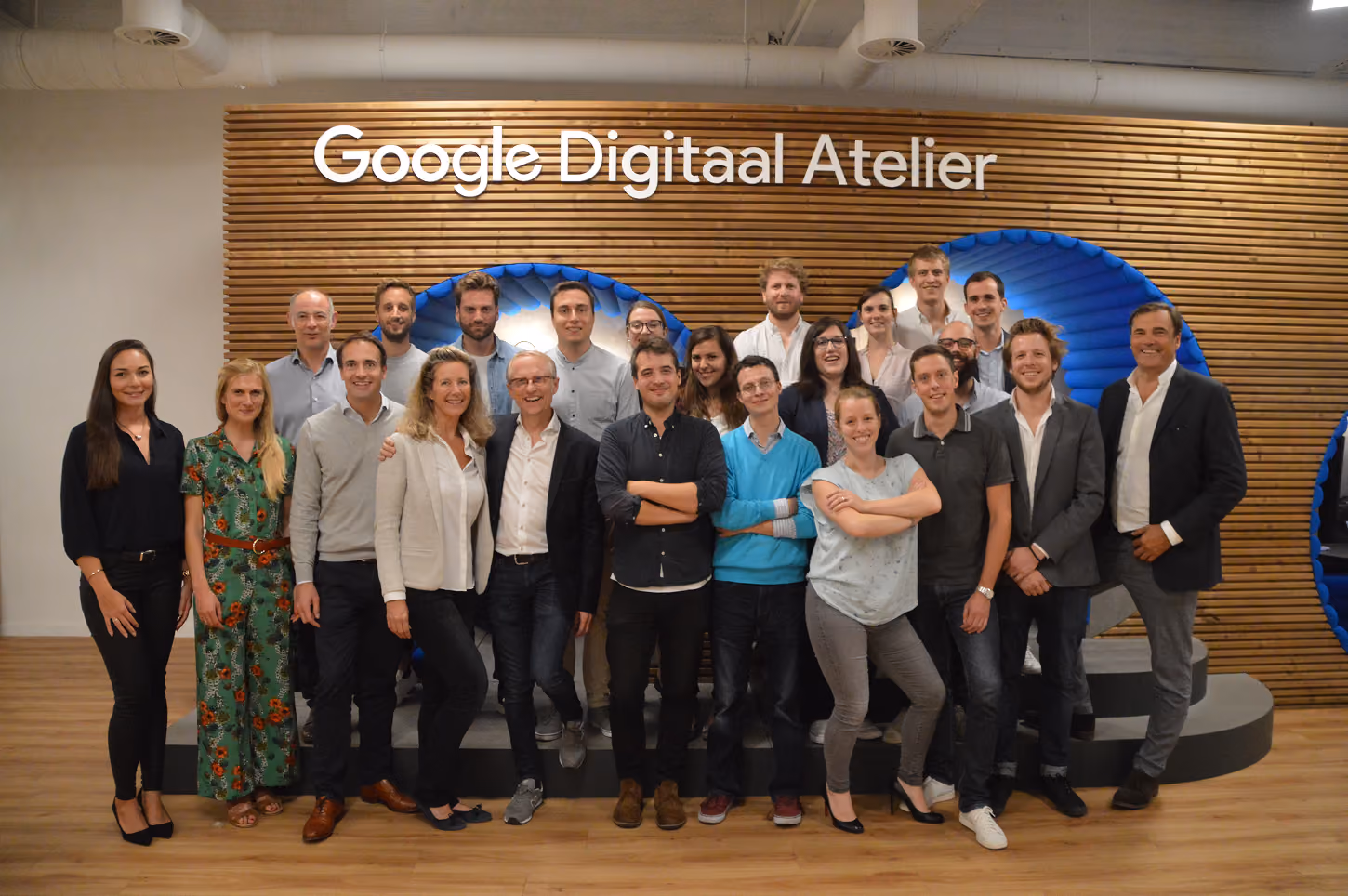 blue2purple - Team posing in front of the Google Digitaal Atelier sign
