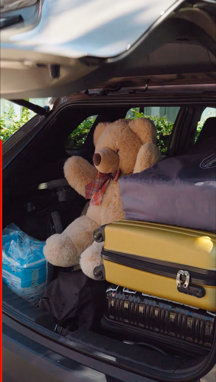 blue2purple - Car boot loaded with suitcases, bags and a large teddy bear