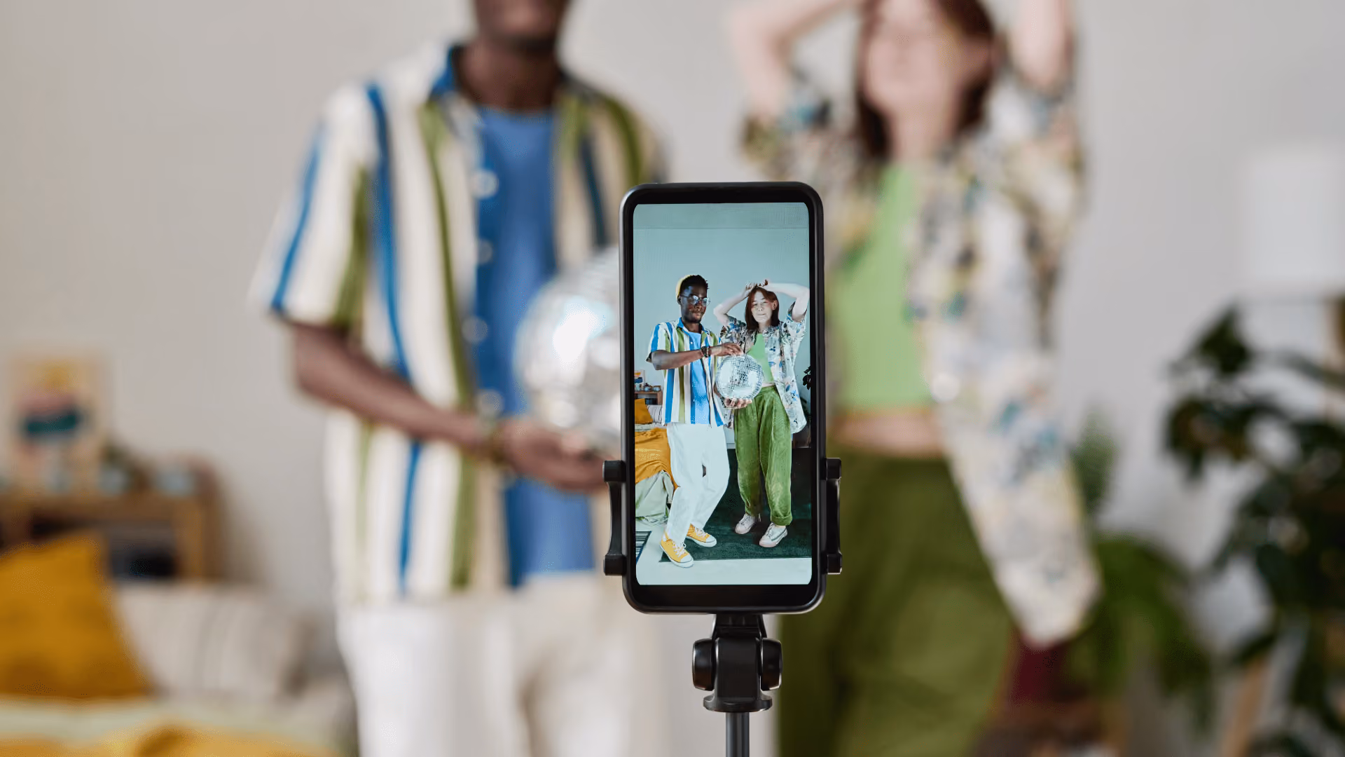 blue2purple - Smartphone on a tripod filming two young people dancing