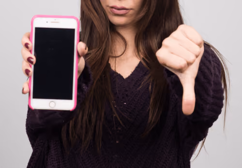 blue2purple - Woman holding up a smartphone and giving a thumbs down