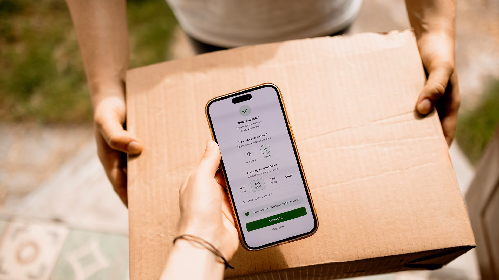 blue2purple - Hands holding a delivery box and a phone showing an order confirmation