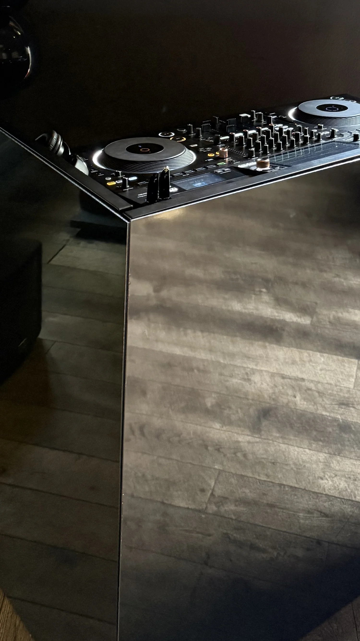 [background image] image of recording equipment (for a musician & band)