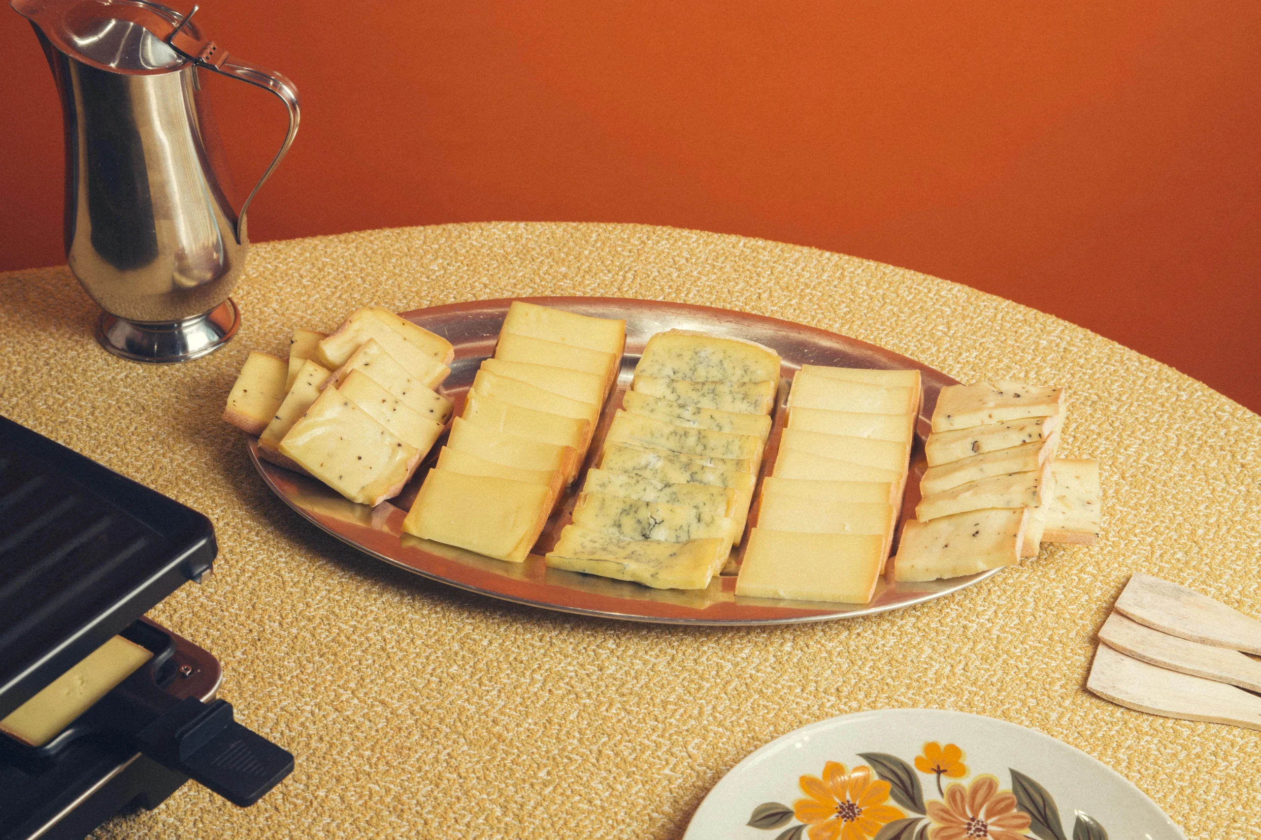 Plateau de fromages à raclette prêt à être livré
