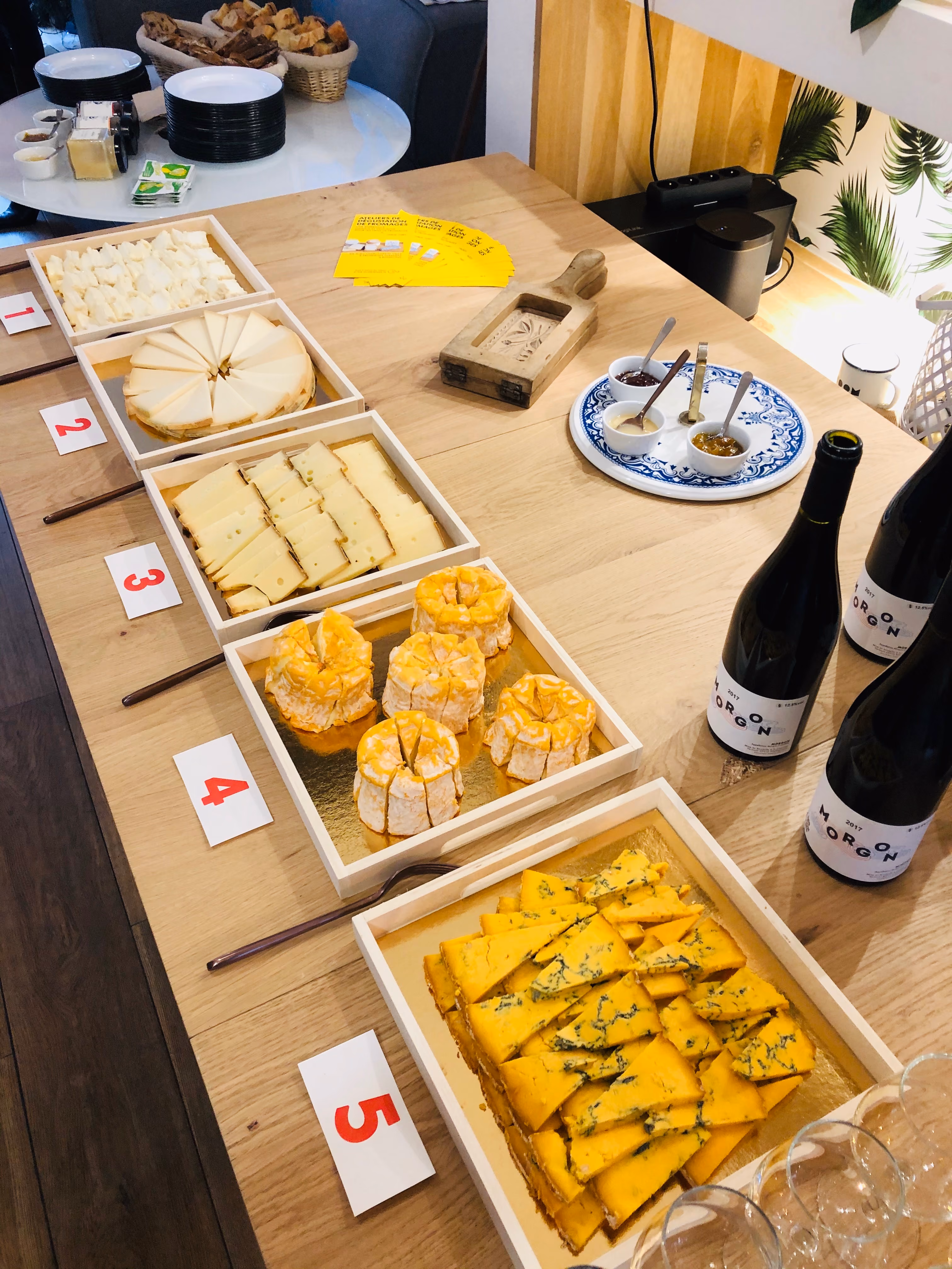 Appareils de Raclette Party installés sur table