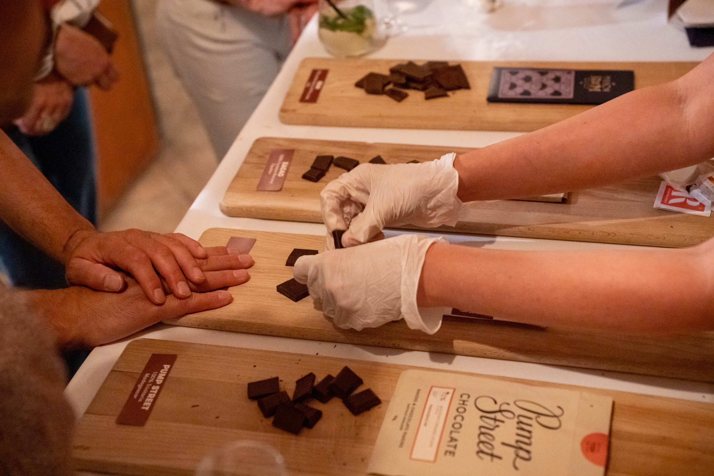 Dégustation de chocolats sur planches en bois lors d'un Team Building en entreprise
