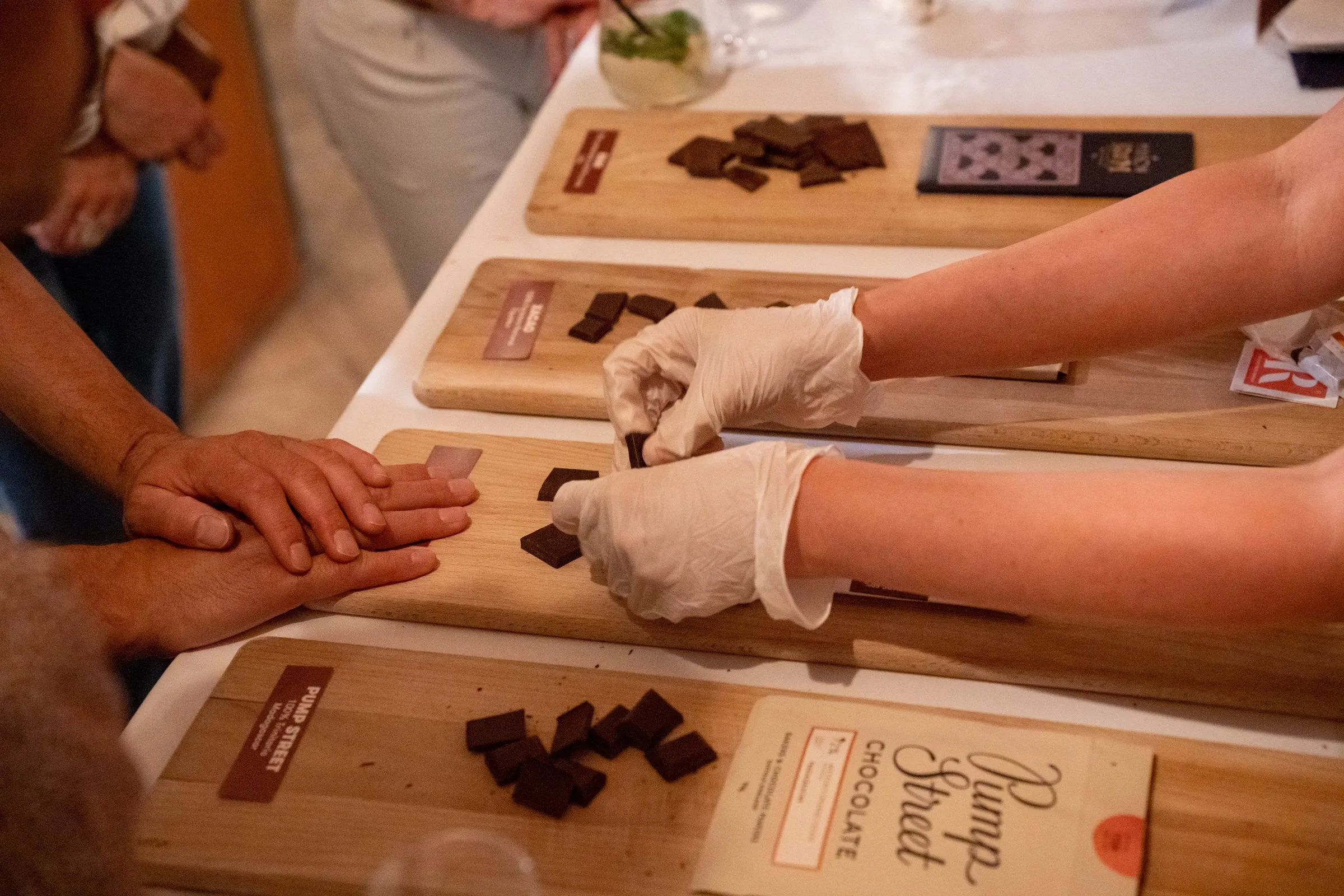 Dégustation de chocolats bean-to-bar lors d'un Team Building chocolat en entreprise